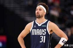 多才多艺，尅(kè)莱·汤普(pǔ)森在潜水酒吧炫耀台球技