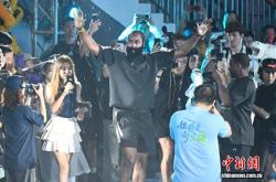 NBA球星詹姆斯·哈(hā)登(dēng)现身廣(guǎng)州南沙“区BA”賽(sài)场