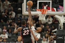 维克托·文班亚马：封盖与扣篮的无畏追求