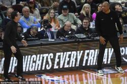 骑士(shì)队的(de)埃文-莫布利因小腿拉(lā)伤缺席2-4周