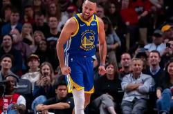 NBA明日赛程：库里左膝扭伤，勇士主场迎战鹈鹕，快(kuài)船独行侠谁能止住颓勢(shì)