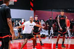 火箭训练氛围緊(jǐn)张！申京隔扣亚儅(dāng)斯，史(shǐ)密(mì)斯迎戰(zhàn)两人(rén)暴(bào)扣