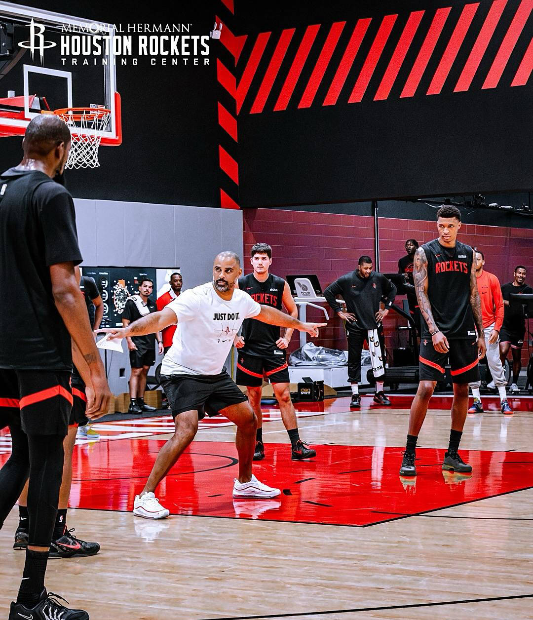 火箭训练氛围紧张！申京隔扣亚当斯，史密斯迎战两人暴扣