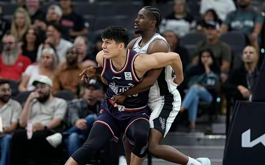 14分3前场篮板！陈国豪首秀成功，水货状元撕掉标签硬刚文班，马刺119-88广州队