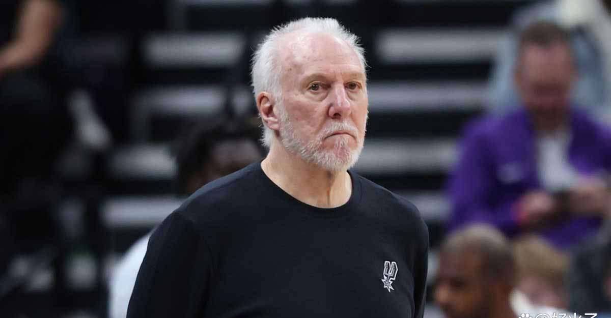 马刺队悬挂旗帜，致敬传奇格雷格·波波维奇职业生涯