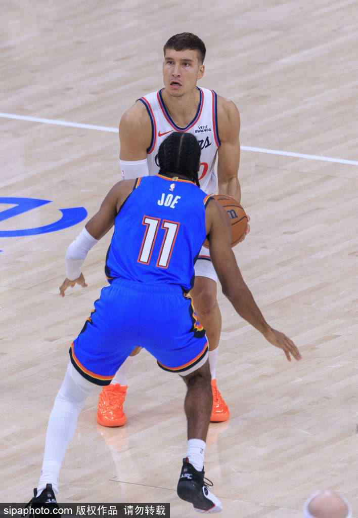 泰瑞斯-马克西与詹姆斯-哈登的正面对决：76人主场迎战快船