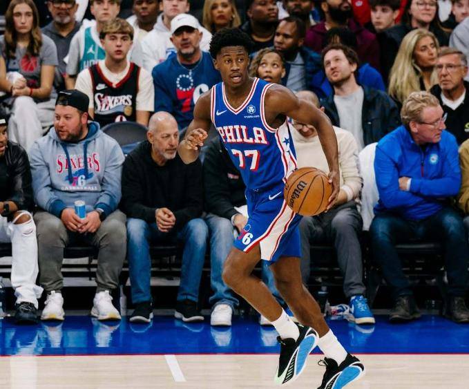 保罗乔治锁死唐斯，马克西36+8+4探花郎半场18分，76人复仇尼克斯