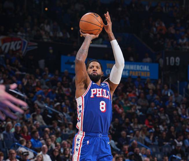 保罗乔治锁死唐斯，马克西36+8+4探花郎半场18分，76人复仇尼克斯